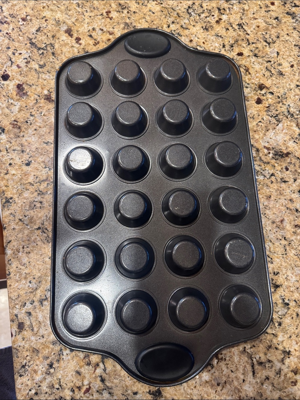 Oneida muffin pan - Picture 6 of 6
